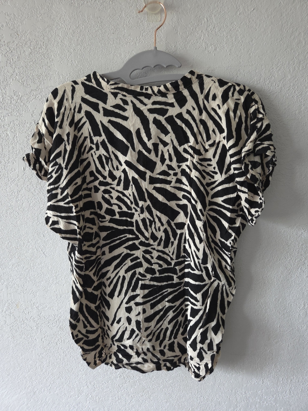 H&M Black and Cream Zebra-Print V-Neck Blouse - Picture 4 of 4